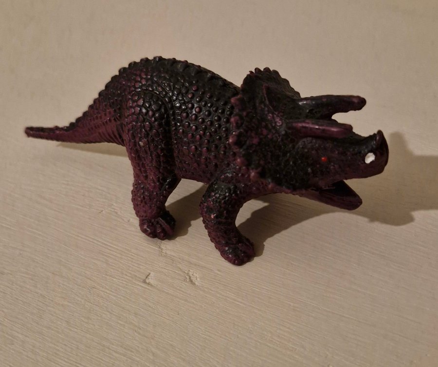 4 stycken dinosauriefigurer