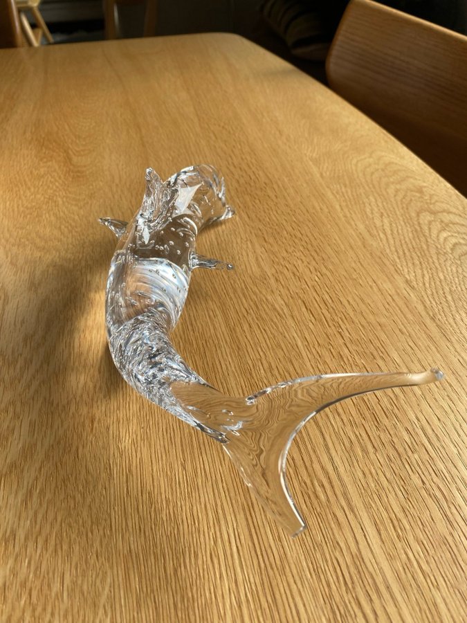 Glasfigur delfin med bubblor inuti