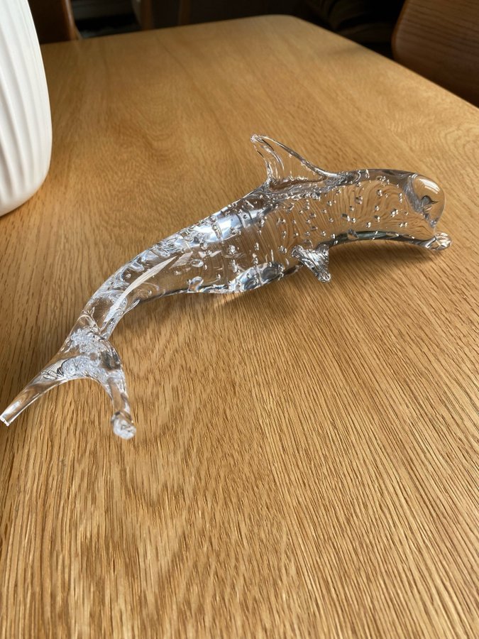 Glasfigur delfin med bubblor inuti