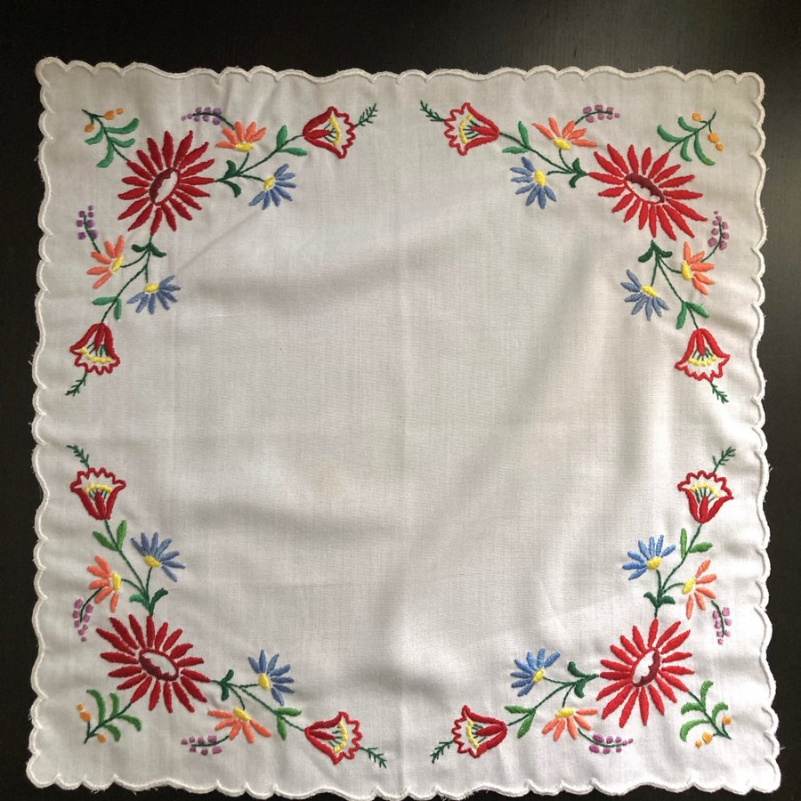 Vit blommig broderad duk vintage retro röd grön blå gul blommor broderi