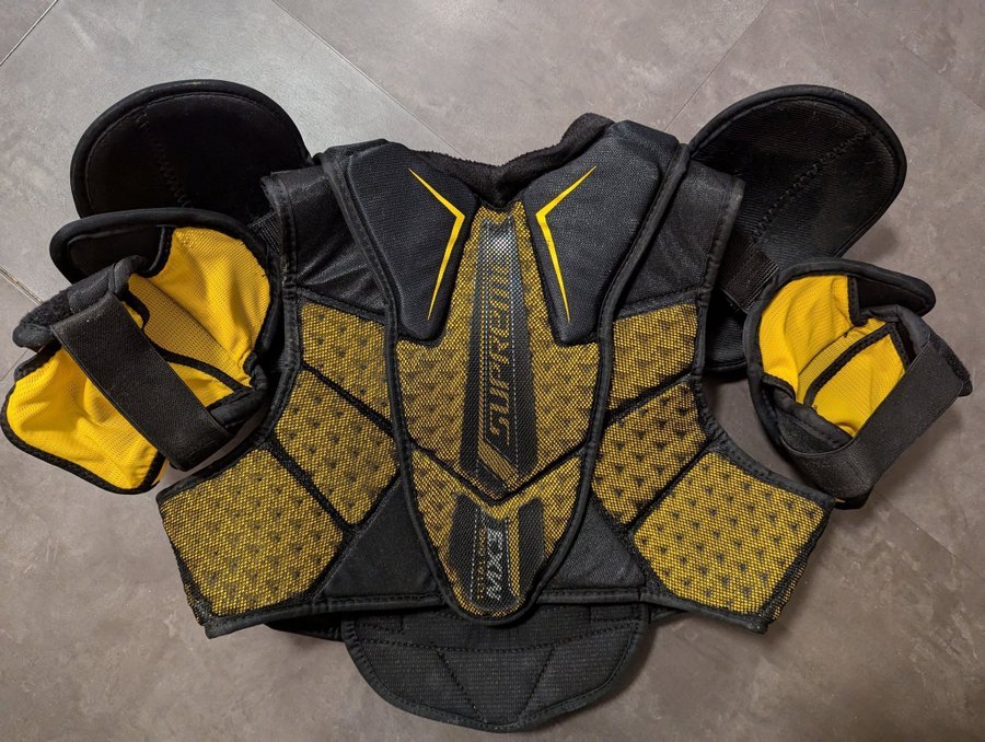 Bauer Supreme TotalOne MX3 skulderskydd, storlek Junior Large