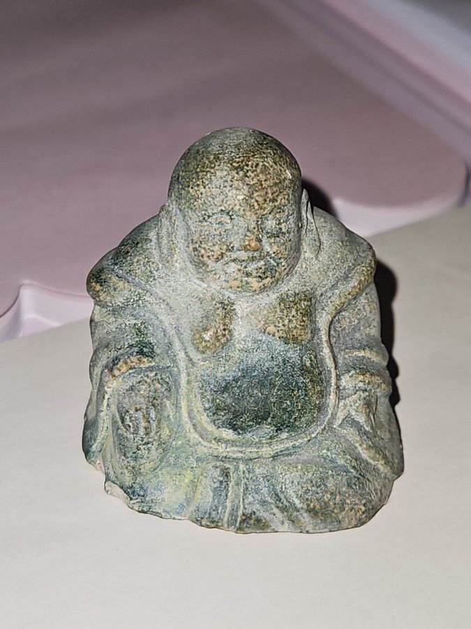 Äldre mindre Buddha Statyett i Grön Sten . Handgjord