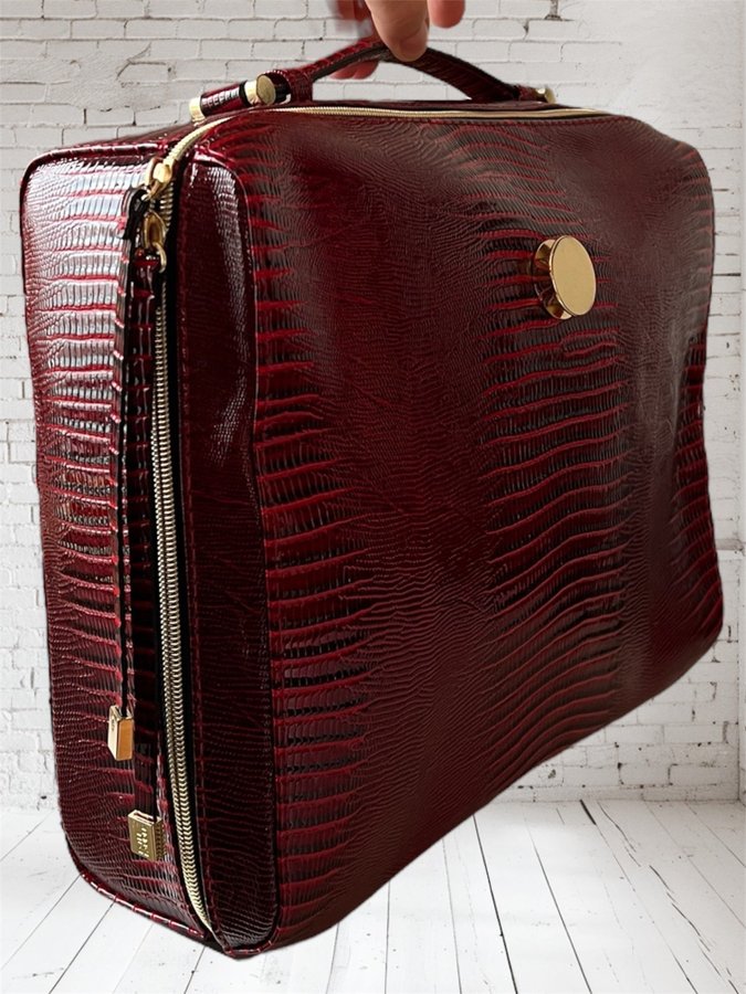 Gorgeous Estée Lauder burgundy bag