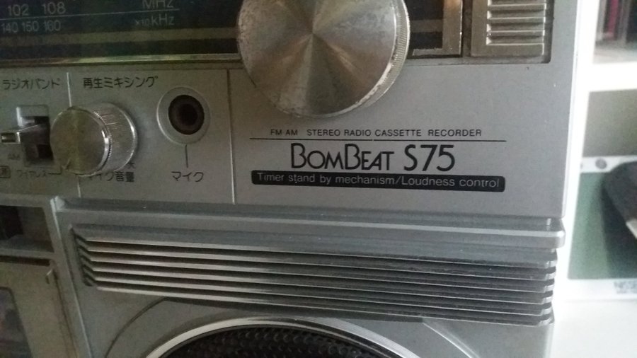 Bombeat Toshiba S 75 stereo / AM radio cassette