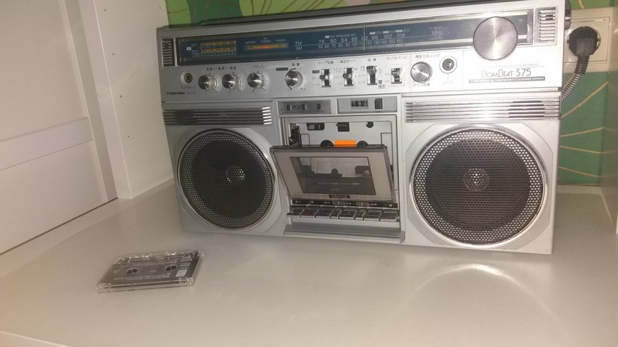 Bombeat Toshiba S 75 stereo / AM radio cassette