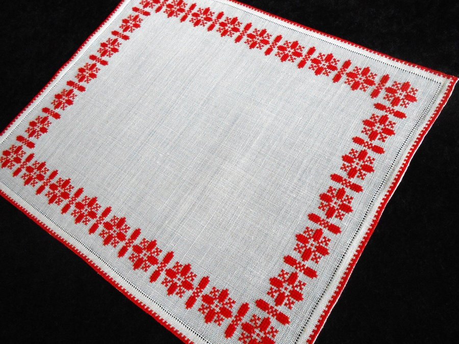 VACKER HANDBRODERAD DUK JUL - RÖTT PÅ LJUS LINNEVÄV. 37 X 30 CM.