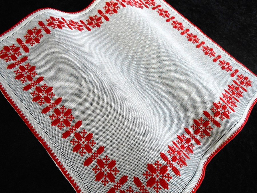 VACKER HANDBRODERAD DUK JUL - RÖTT PÅ LJUS LINNEVÄV. 37 X 30 CM.