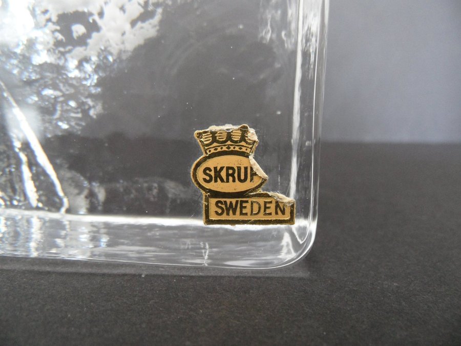 Skruf Sweden konstglas med bergmotiv i relief 12 x 13 cm