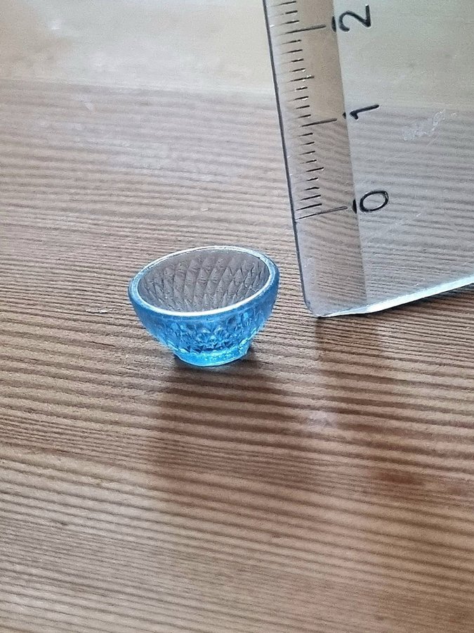 Skål av resin i miniatyr, "pressglas" dockskåp tittskåp