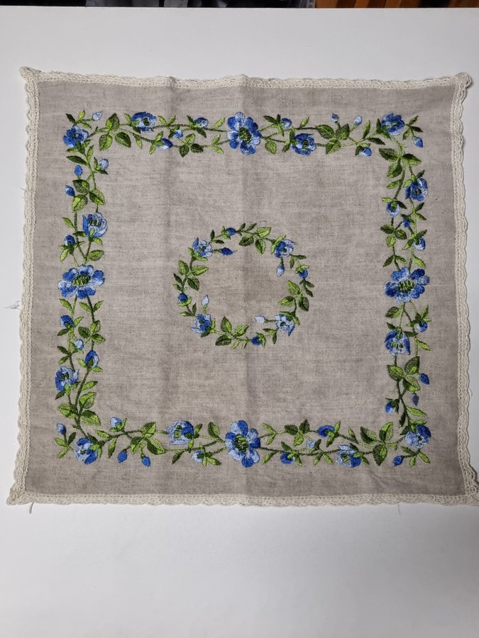 Handbroderad duk med blommor och spetskant  Retro/vintage