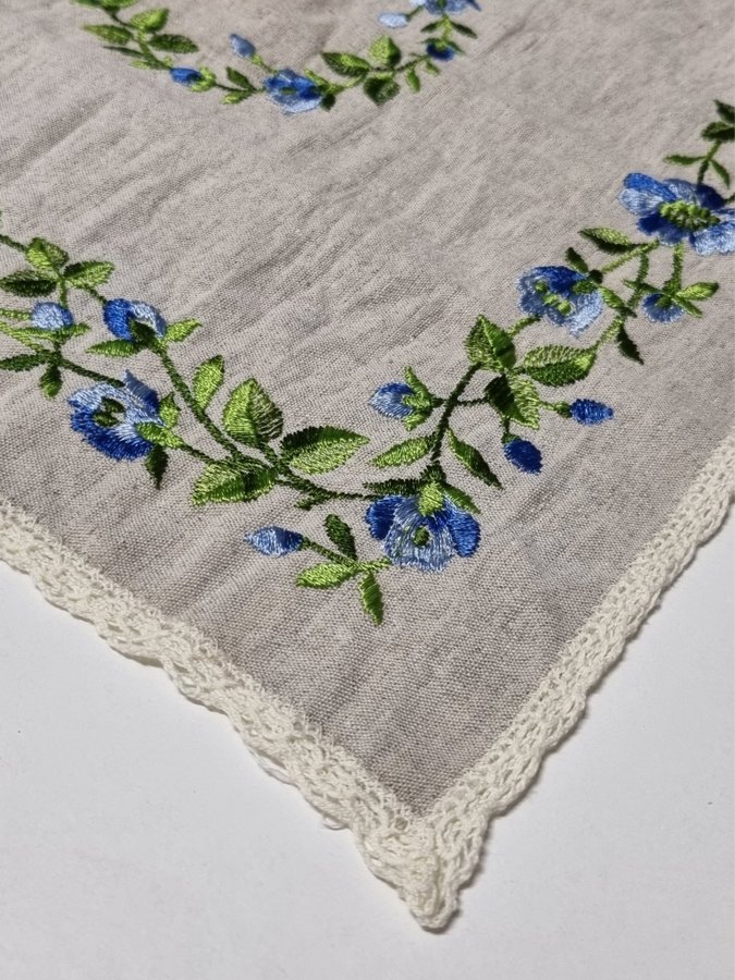 Handbroderad duk med blommor och spetskant  Retro/vintage