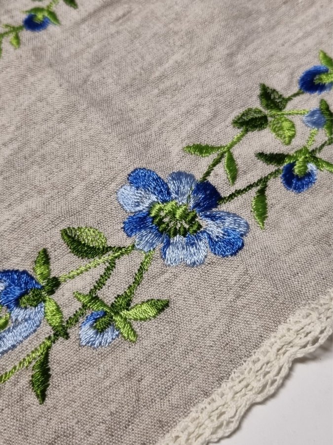 Handbroderad duk med blommor och spetskant  Retro/vintage