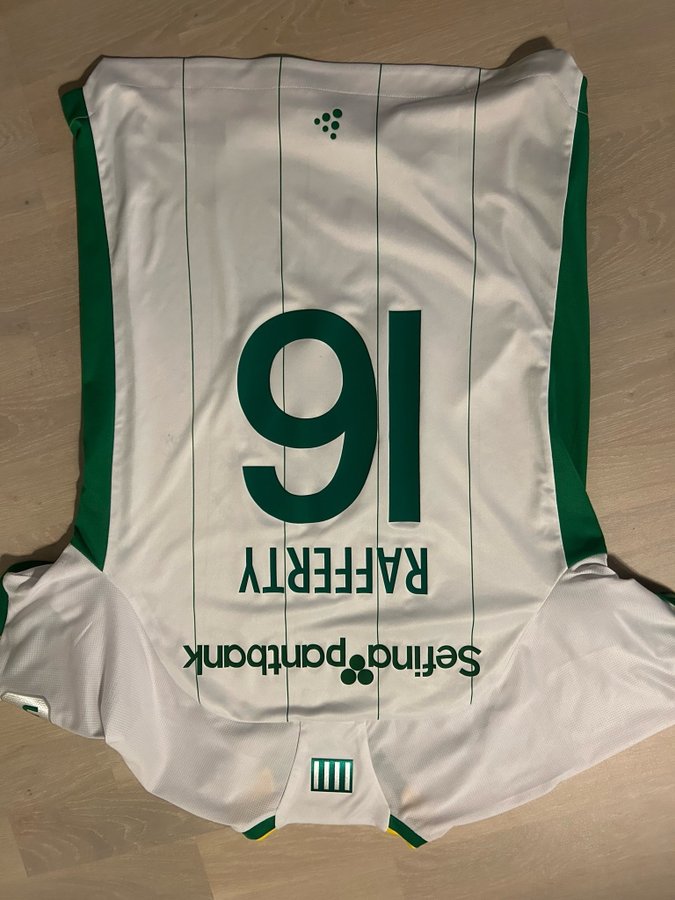 Raffertys matchtröja från Hammarby med alla spelarnas autografer på,