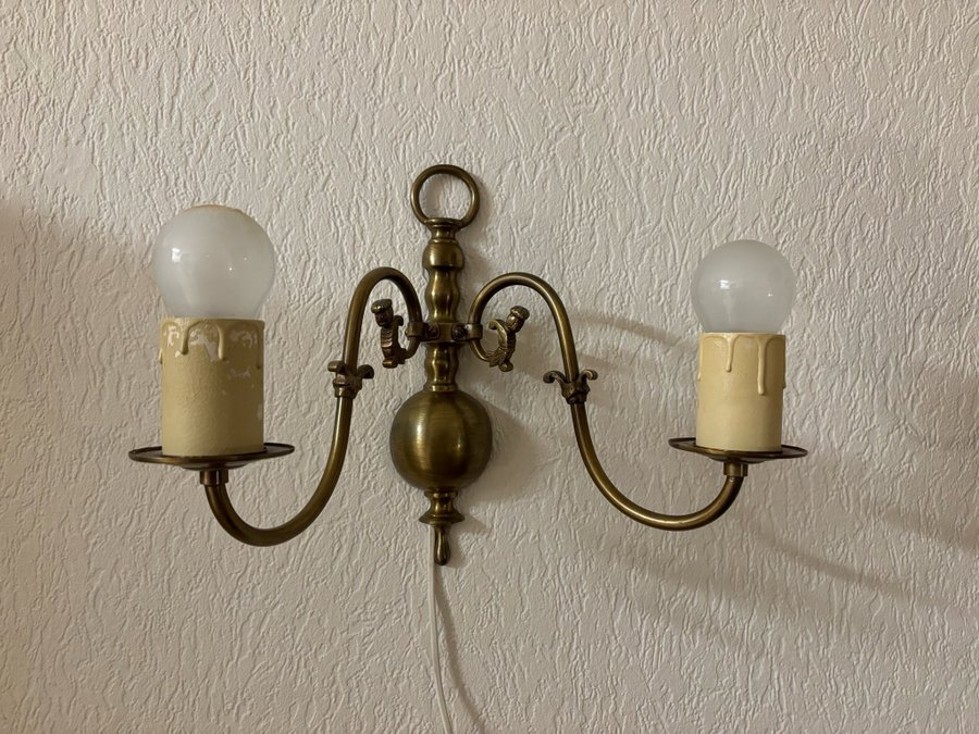 2 st läckra Vägglampor sänglampor lampa i mässing med läder lampskärmar retro