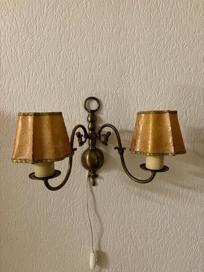 2 st läckra Vägglampor sänglampor lampa i mässing med läder lampskärmar retro