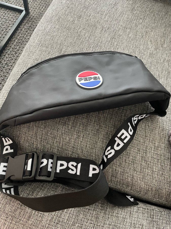 Pepsi midjeväska /magväska crossbody svart