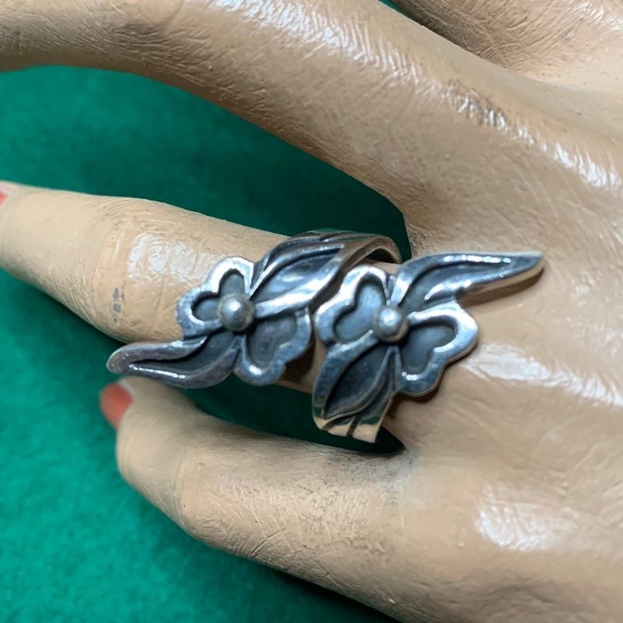 Ring i silver. Blommor