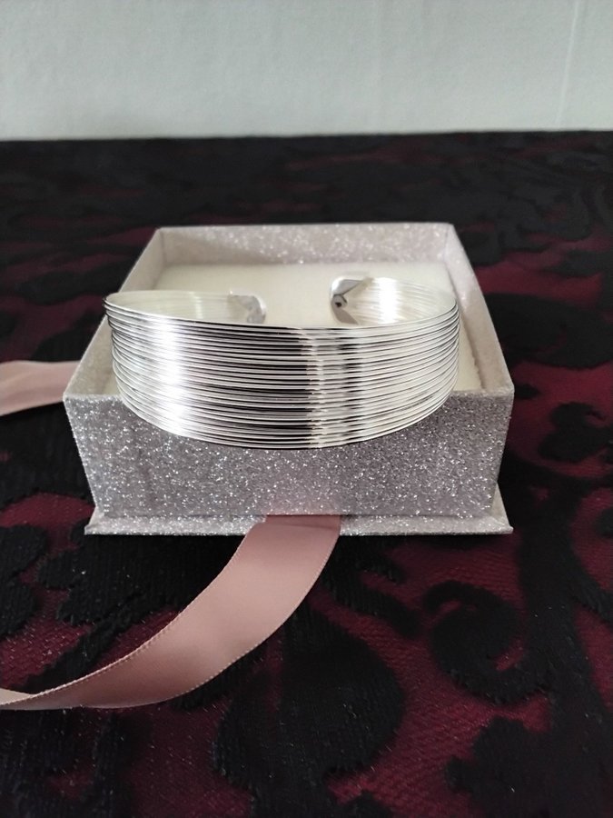 Delikat silverarmband sterling 925, stämplat med ca 25 ihopsatta ringar.