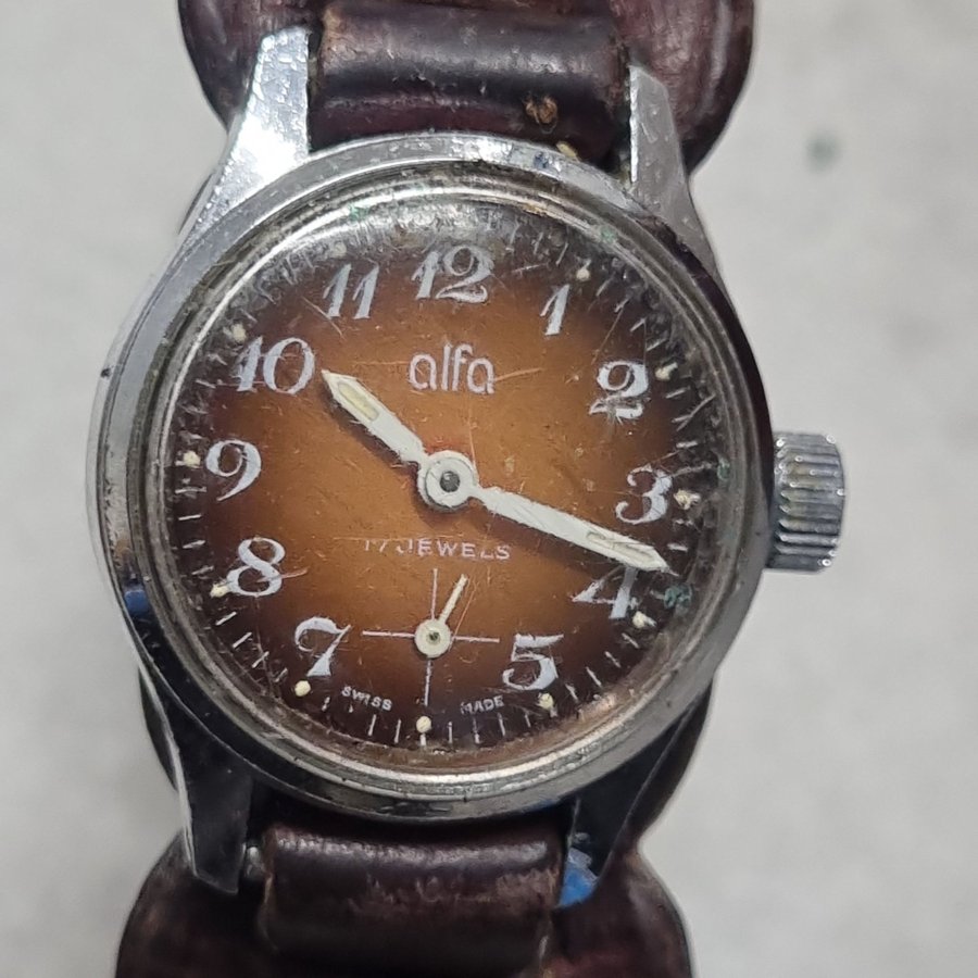 Alfa Damklocka med Läderarmband