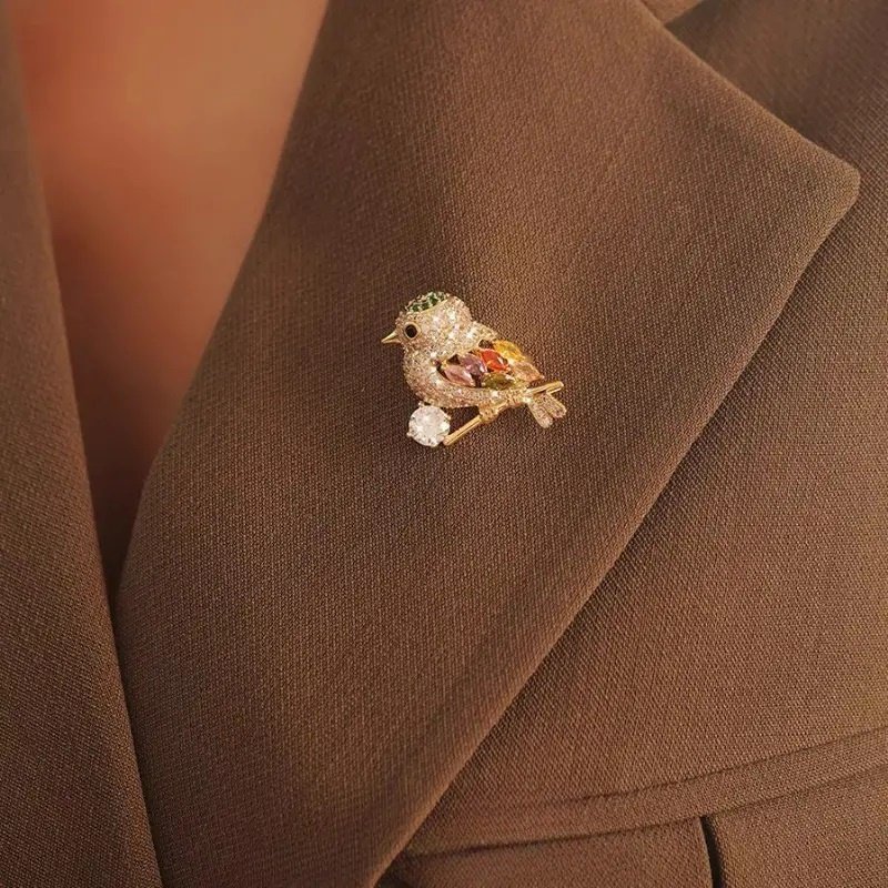 Fin små brosch fågel brooch pin kolibri vilande bird på blomman buske kvist skog