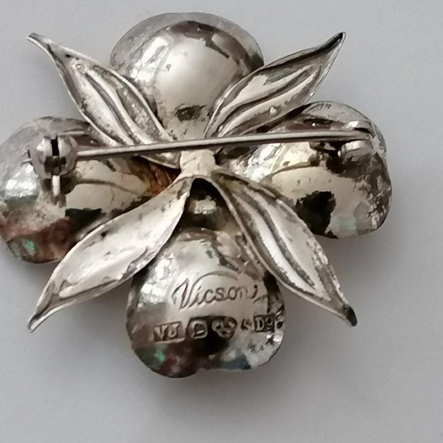 Vacker brocsh i silver designed av Vikson VJ från 1954