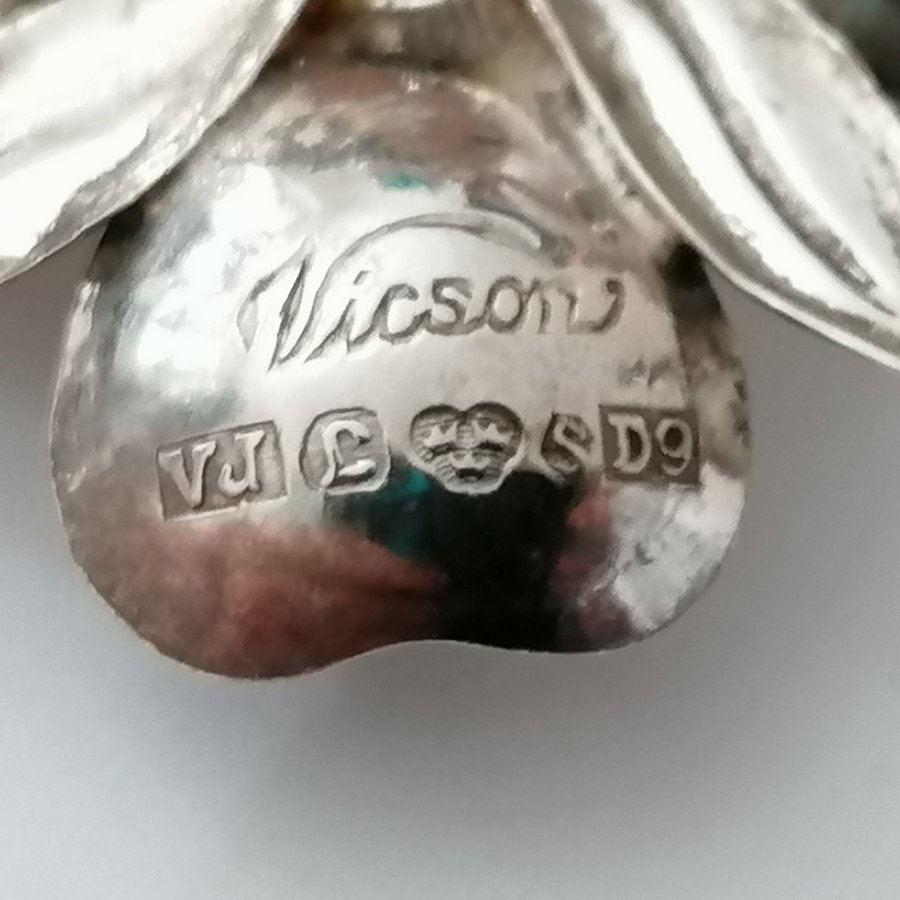 Vacker brocsh i silver designed av Vikson VJ från 1954