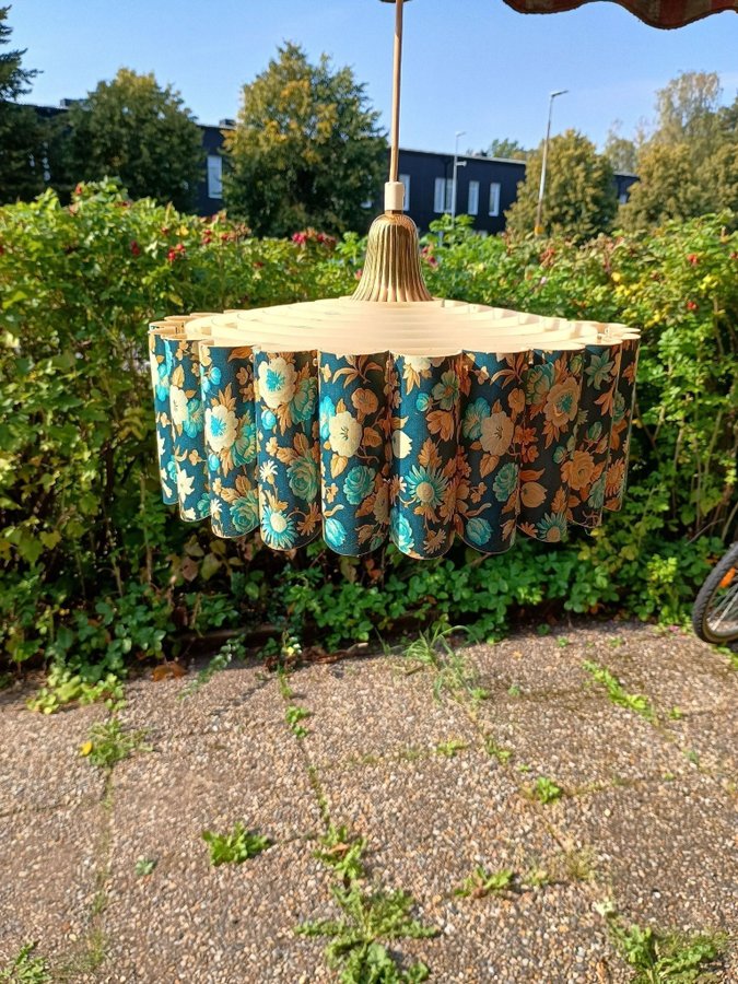 Retro Taklampa med blommönster