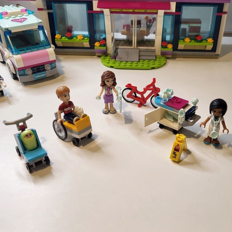 LEGO Friends, Heartlakes sjukhus 41318, Olivia mfl.