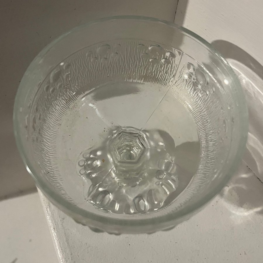 En söt liten glas skål på fot