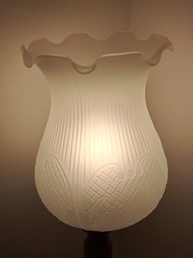 Fönsterlampa med frostat glas kupa