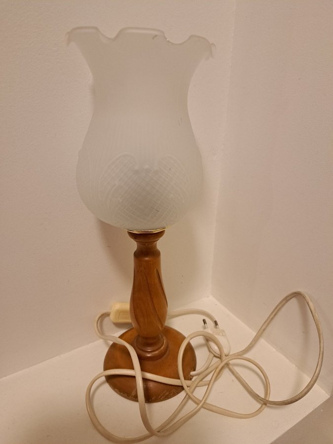 Fönsterlampa med frostat glas kupa