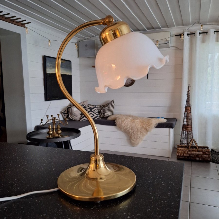 Snygg retro bordslampa IVARS i mässing