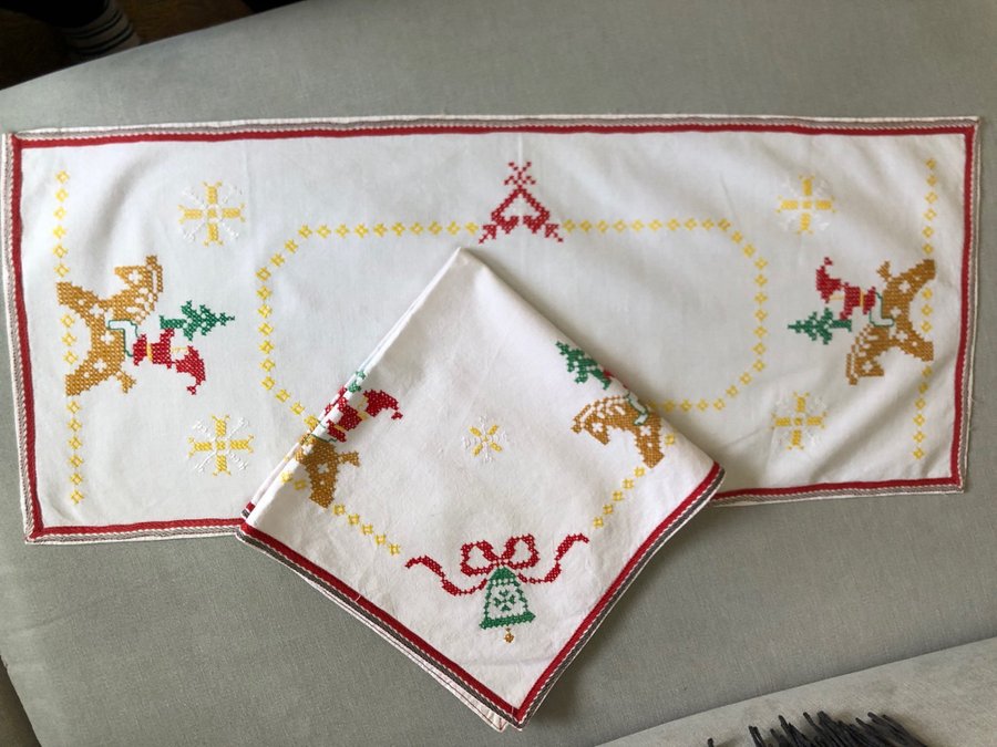 Juldukar 2st handbroderade äldre