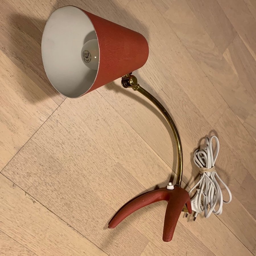 Svensktillverkad bordslampa i röd metall. EWÅ B52. Retro 40-50 tal