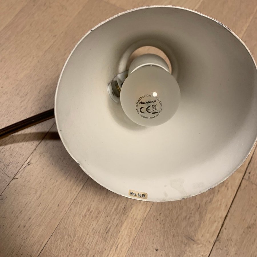 Svensktillverkad bordslampa i röd metall. EWÅ B52. Retro 40-50 tal