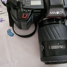 Minolta Dynax 500si med objektiv 28-85mm och 70-210mm samt blixt