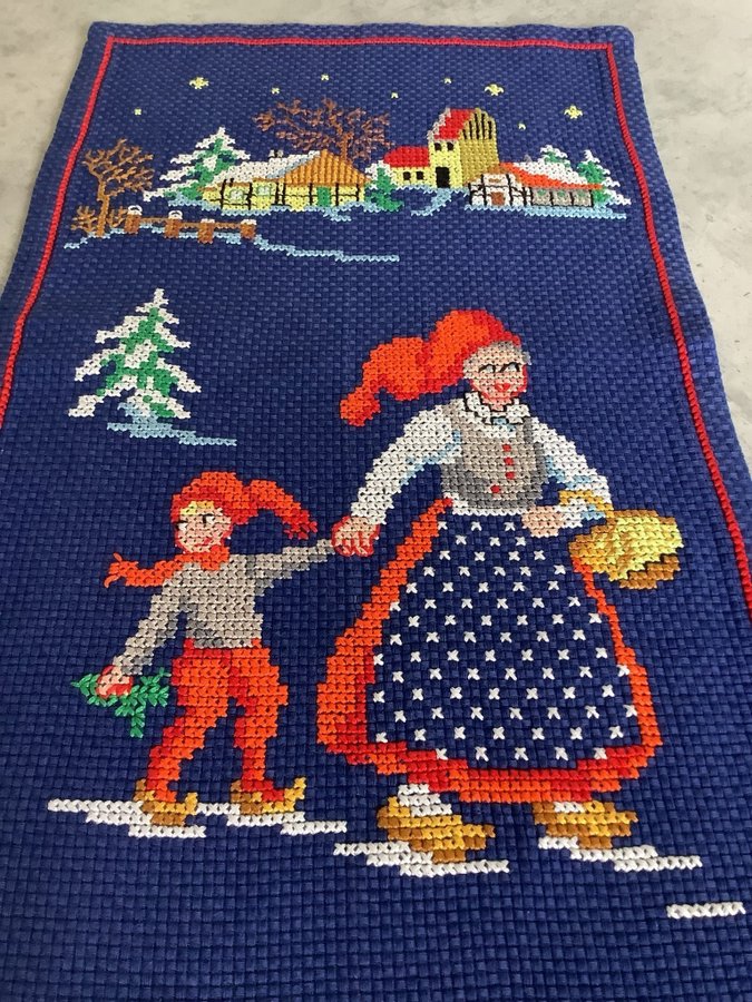 Bonad till Jul ** marknadsdag **47 x 27 cm ** Handbroderier på blå väv