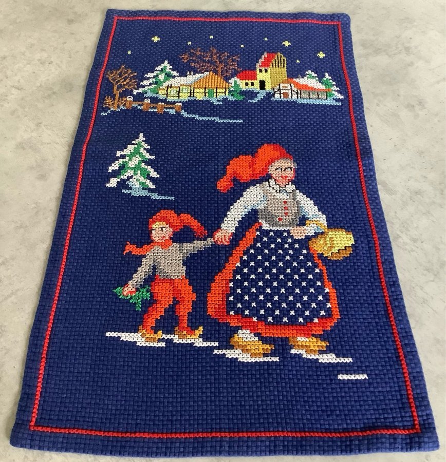 Bonad till Jul ** marknadsdag **47 x 27 cm ** Handbroderier på blå väv