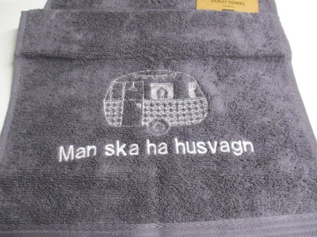 "Man ska ha husvagn" Maskinbroderad frottehandduk 30 x 50 cm. Ny.