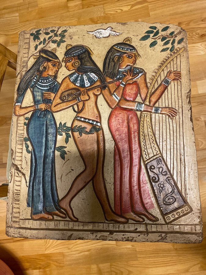 Stentavla ”three egyptian girl musicians"