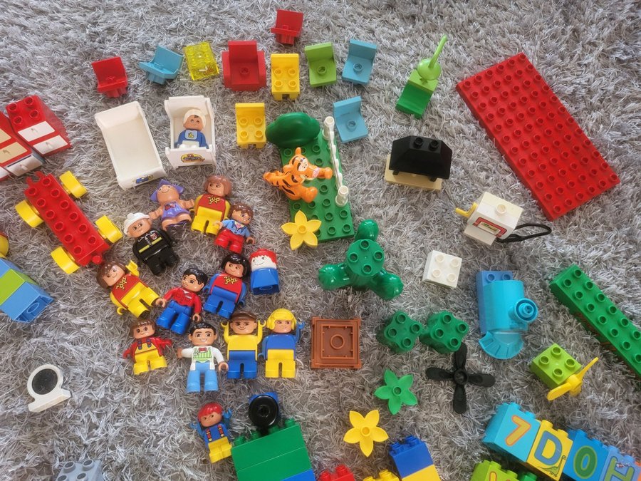 Lego Duplo - Stor samling med figurer, bilar, sängar och mycket mer!