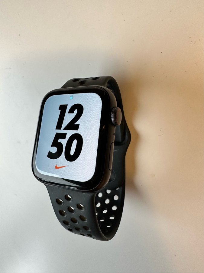 Apple Watch Series 6 (GPS + Cellular) Nike 44mm Case - Aluminum