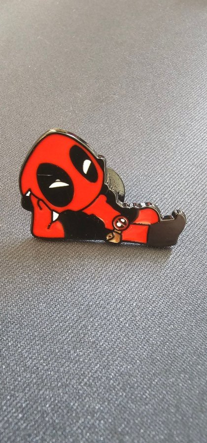 Cool Metallnål med Deadpool Motiv - För Deadpool Fans!