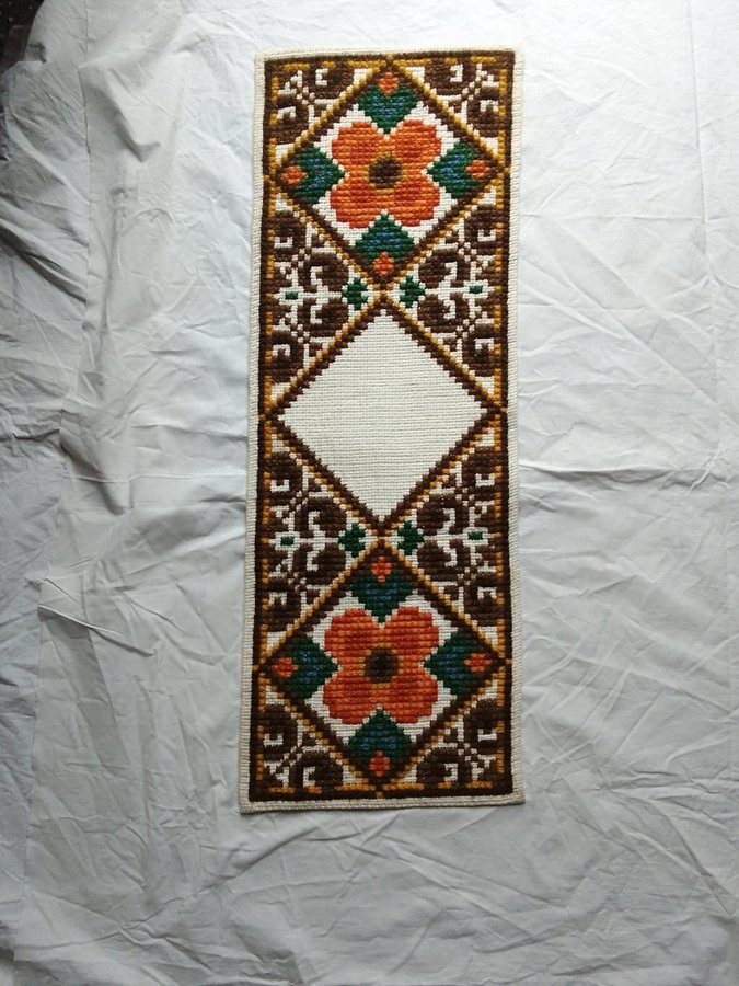 Vacker handbroderad löpare ca 90 x 30 cm