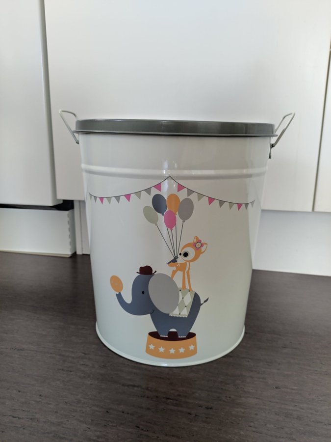 The bucket (decorative)