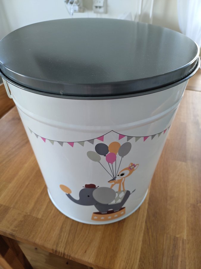 The bucket (decorative)