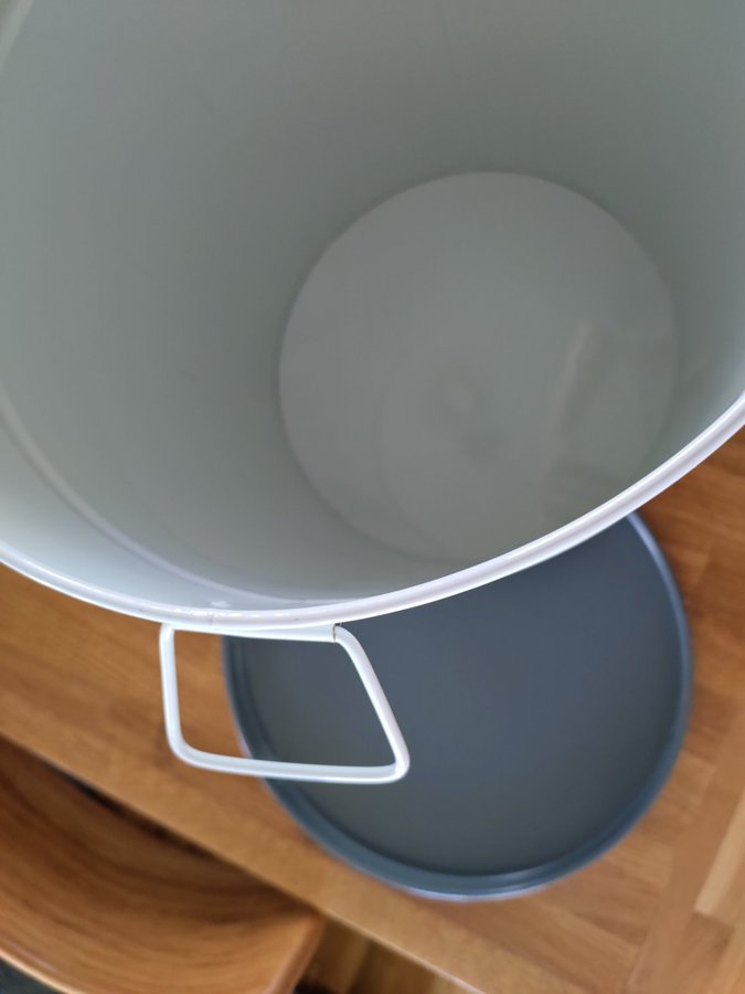 The bucket (decorative)