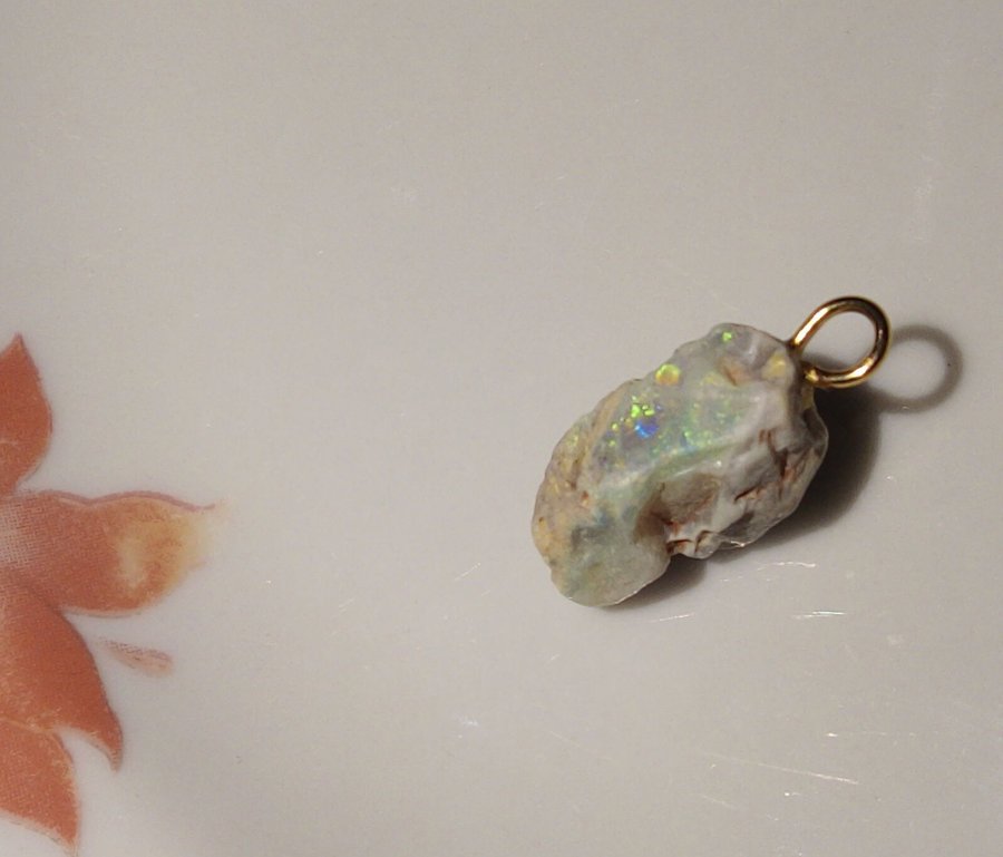 Opalhänge. Australiensisk multicolore opal med mycket av grön färg.