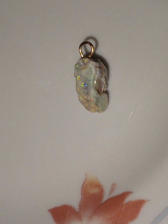 Opalhänge. Australiensisk multicolore opal med mycket av grön färg.