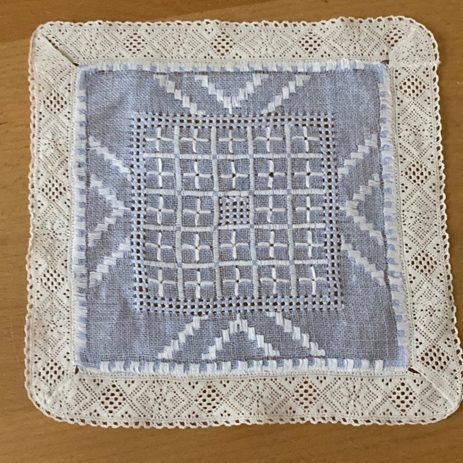 BRODERAD duk med fin spets. LInne . 21 x 21 cm